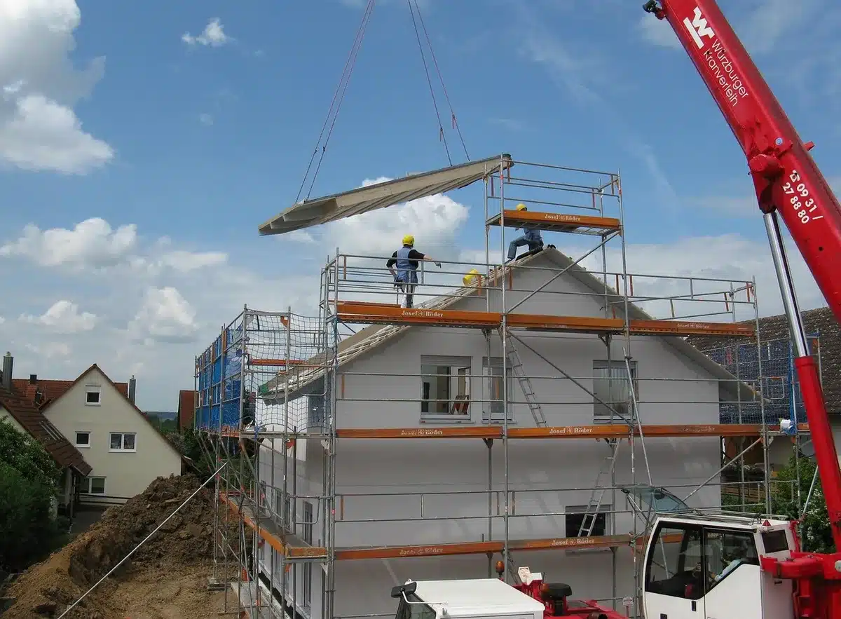 Caschi da cantiere e impalcature in una galleria ferroviaria in costruzione