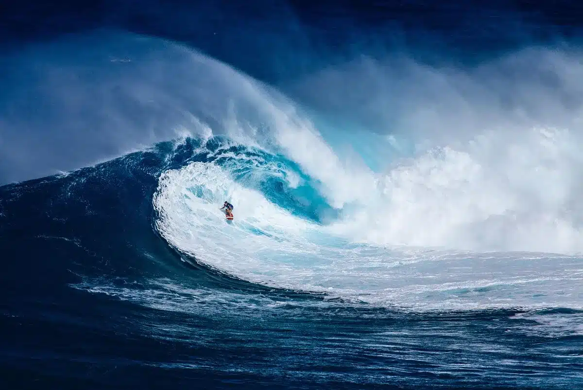 Ketch classico in navigazione e surf a Waikiki, richiamo allo Snark