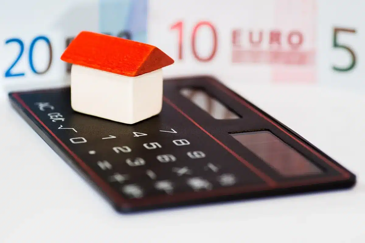 Foglio con cifre stipendio insegnante e una calcolatrice