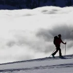 Zaini e taccuini appoggiati su una panchina nel cortile di una scuola in piccolo centro montano
