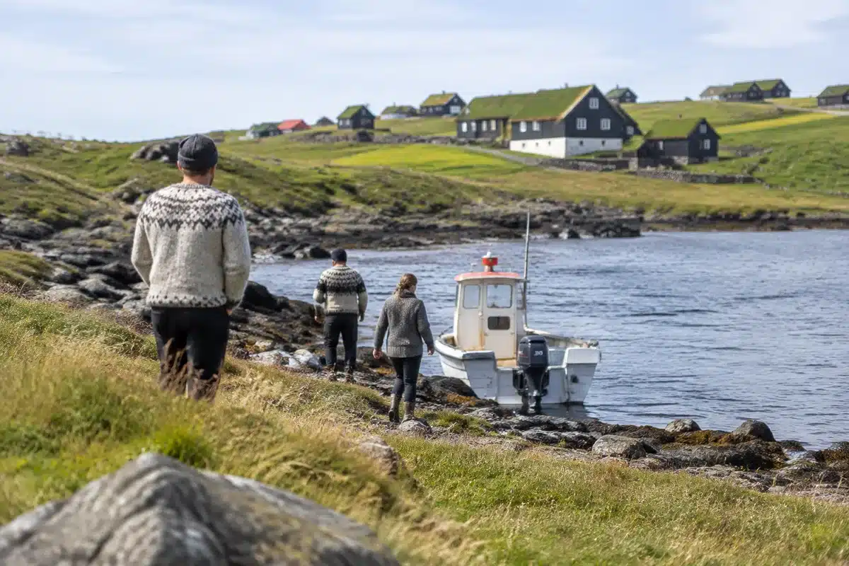 Isole Faroe: vivere come un locale tra passeggiate selvagge e laboratori di maglia