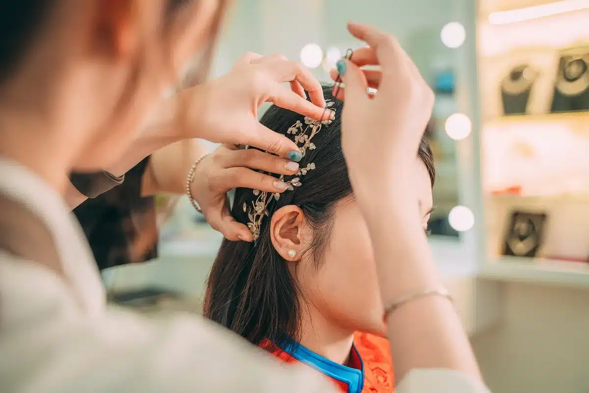 Maschera nutriente applicata su capelli in salone