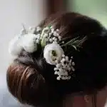Sedia da parrucchiere con ciocche e mani di hairstylist in studio