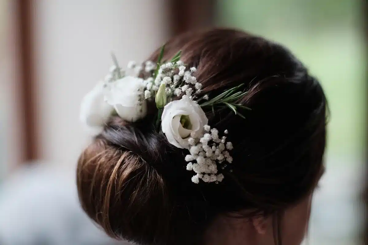 Sedia da parrucchiere con ciocche e mani di hairstylist in studio