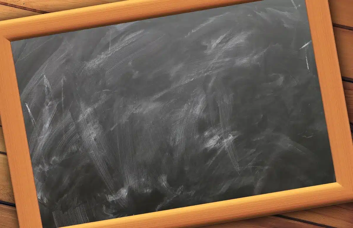 Manuale scolastico aperto su un banco di scuola