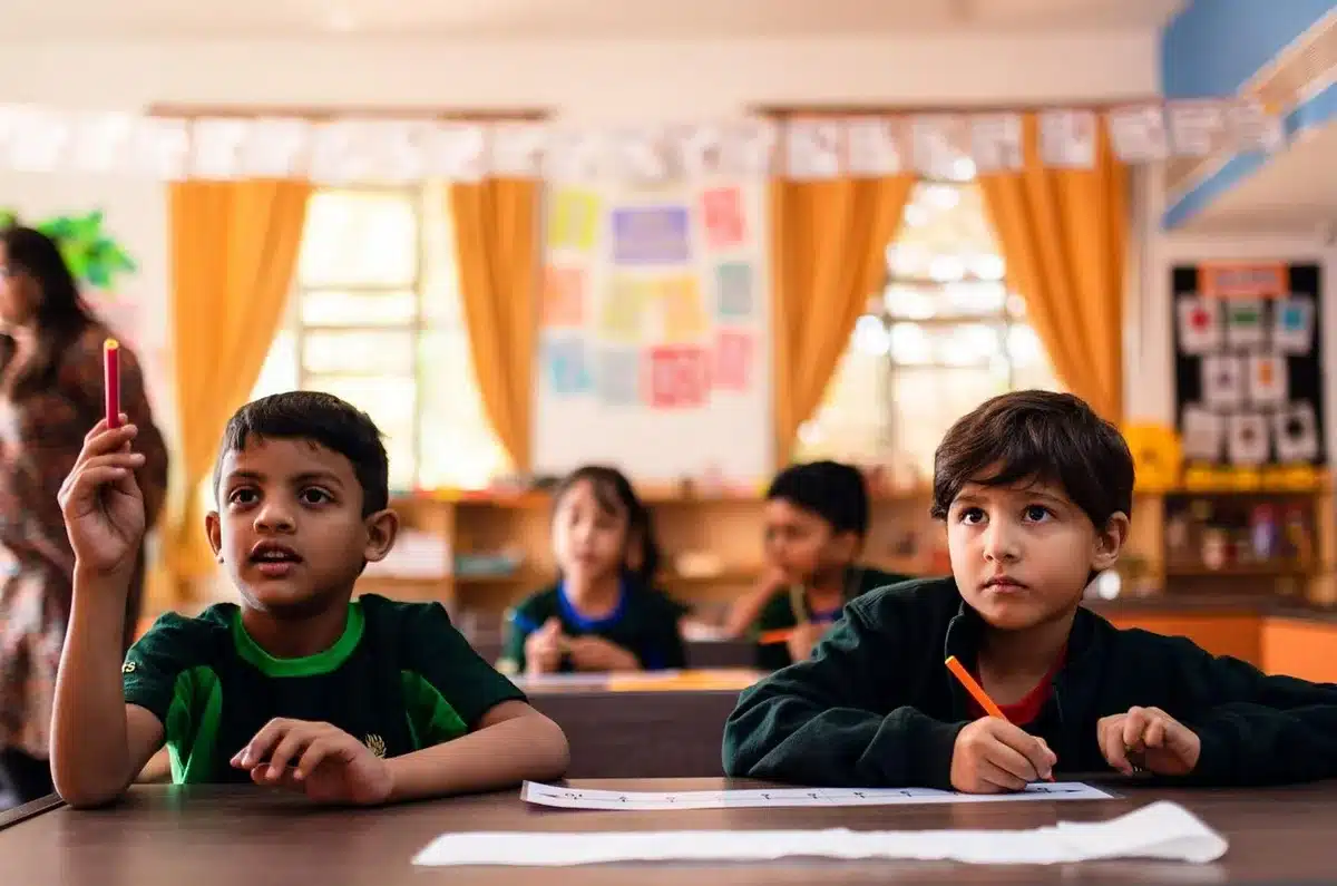 Corridoio scolastico con polvere bianca e banchi vuoti dopo atti di vandalismo