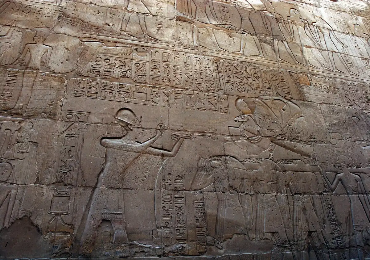 Colonne mastodontiche e obelischi nel complesso di Karnak, vista prospettica