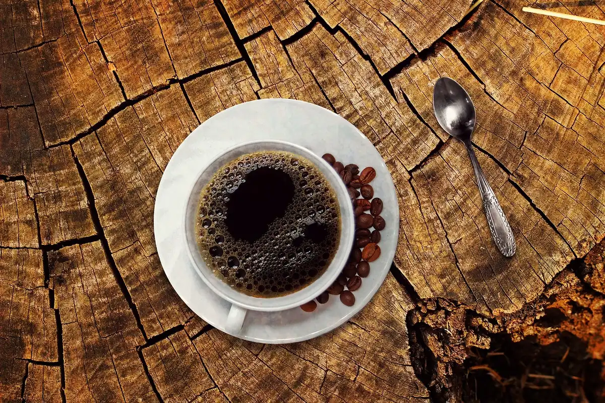 Tavolino di caffè all'aperto con la cattedrale di Málaga sullo sfondo