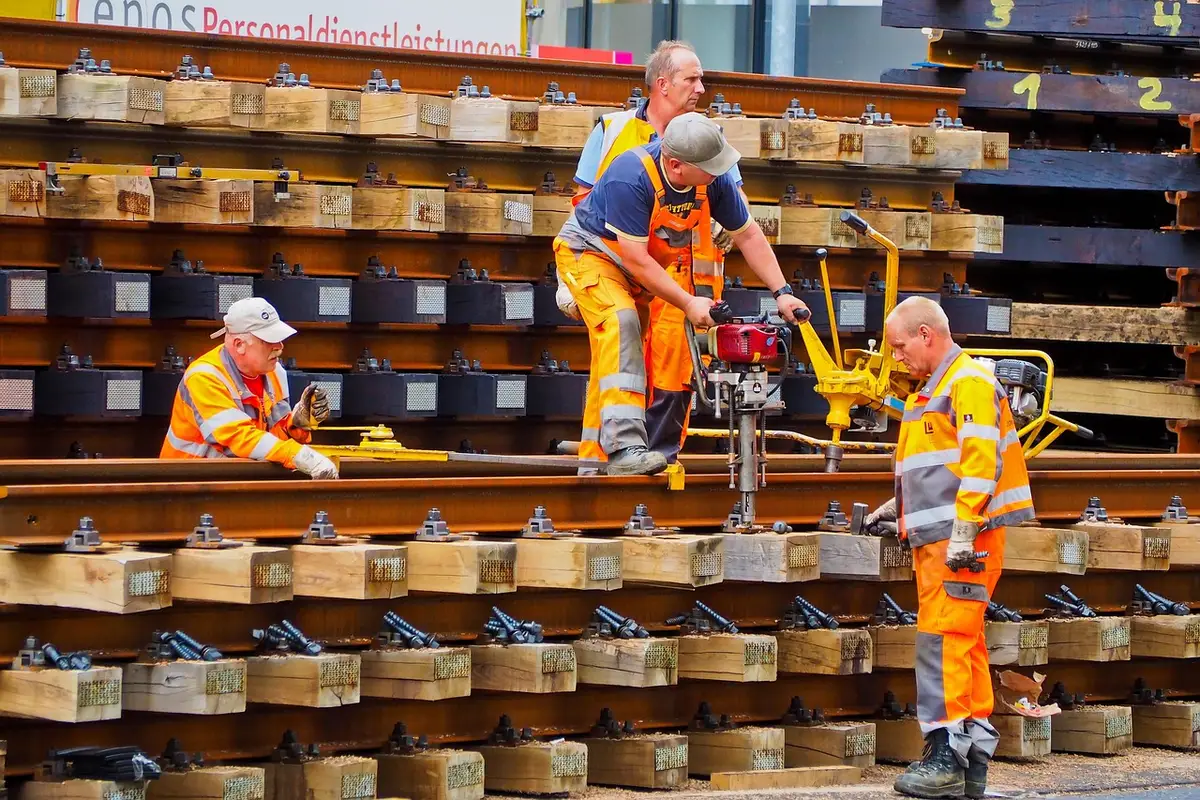 Cantiere con operai che lavorano su muri e materiali isolanti vicino