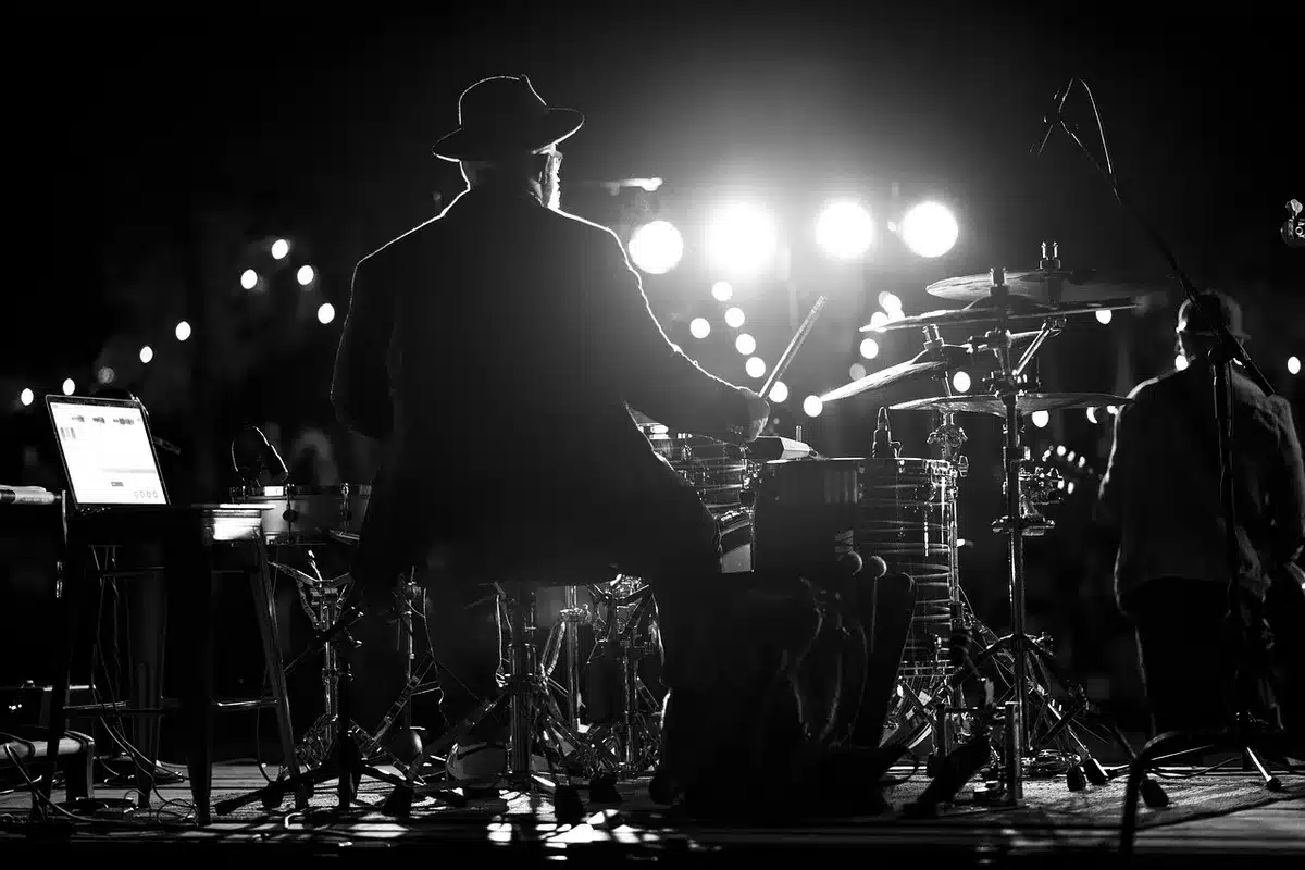 Palco indoor con microfono pronto per il concerto