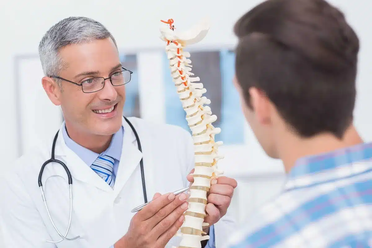 Sala consulenza in clinica estetica a Madrid con medico e cartella paziente