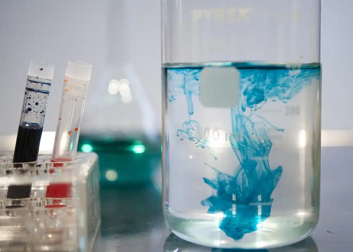 Tecnico in laboratorio prepara campione di liquido cerebrospinale per analisi