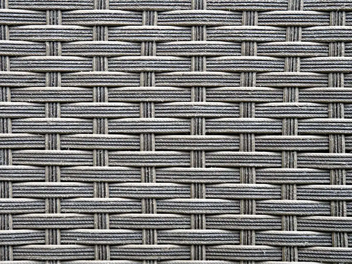 Forniture e materiali per restauro su tavolo da lavoro