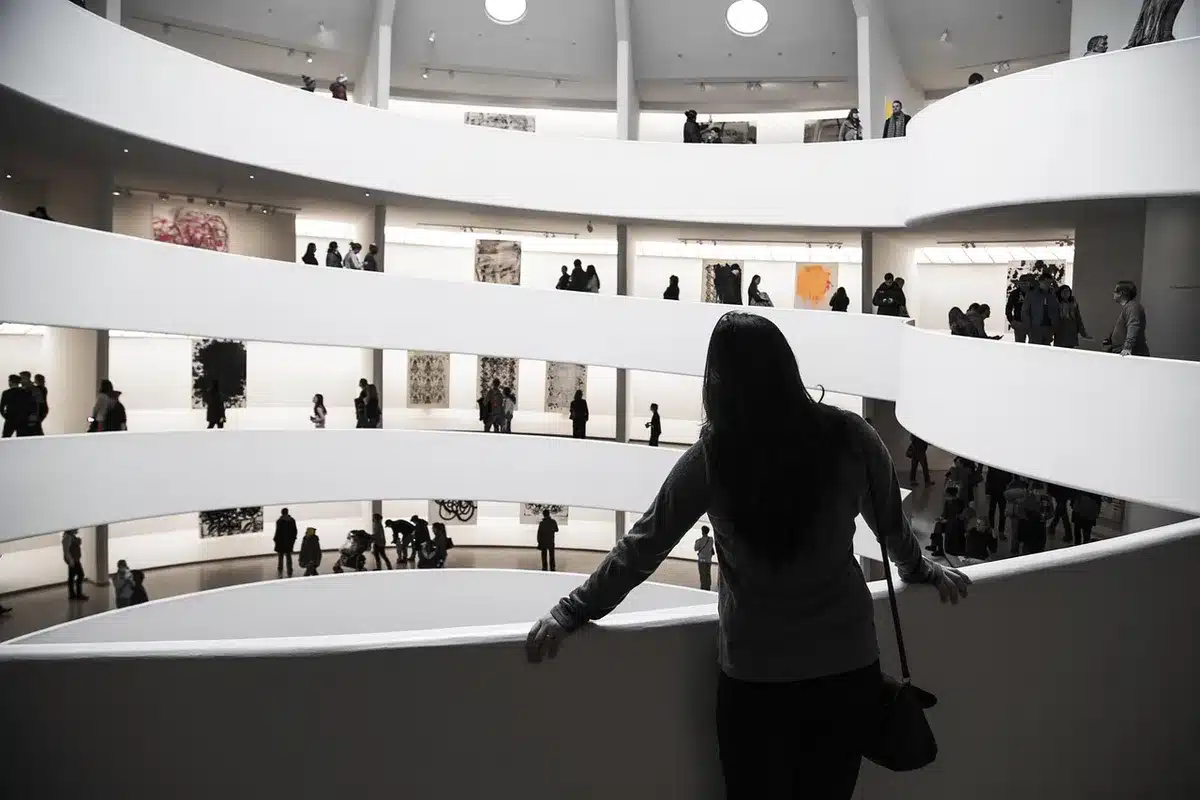 Visitatori con cuffie per realtร virtuale in un'installazione museale