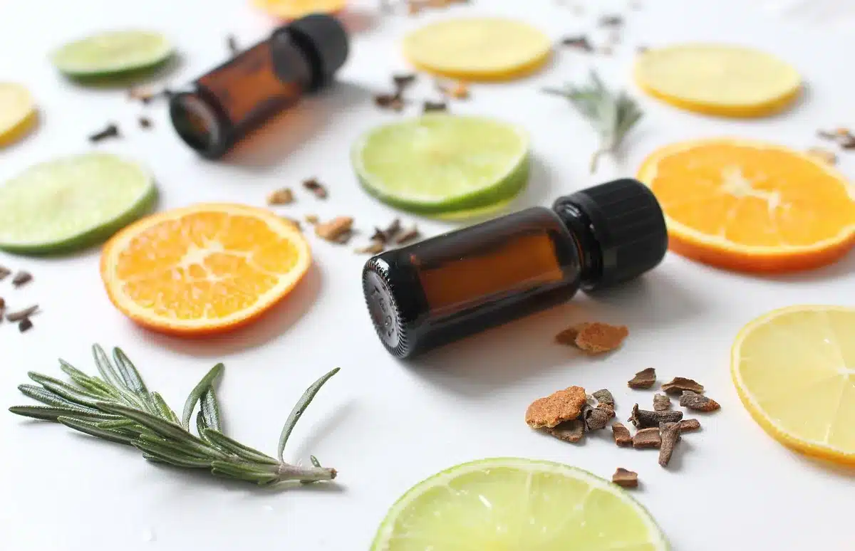 Limoni infilzati con chiodi di garofano su un piatto