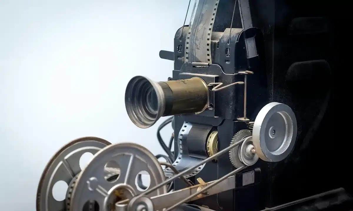 Proiettore 16 mm e pellicola che evocano il cinema d'autore