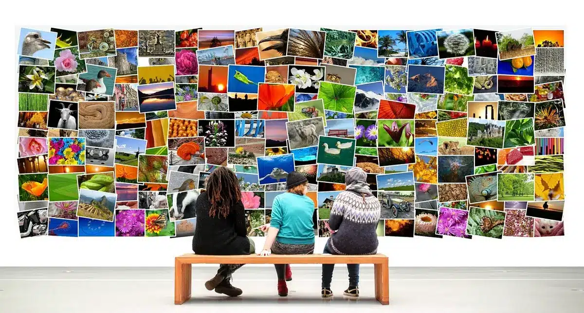 Interno di museo con pannelli espositivi e installazioni multimediali