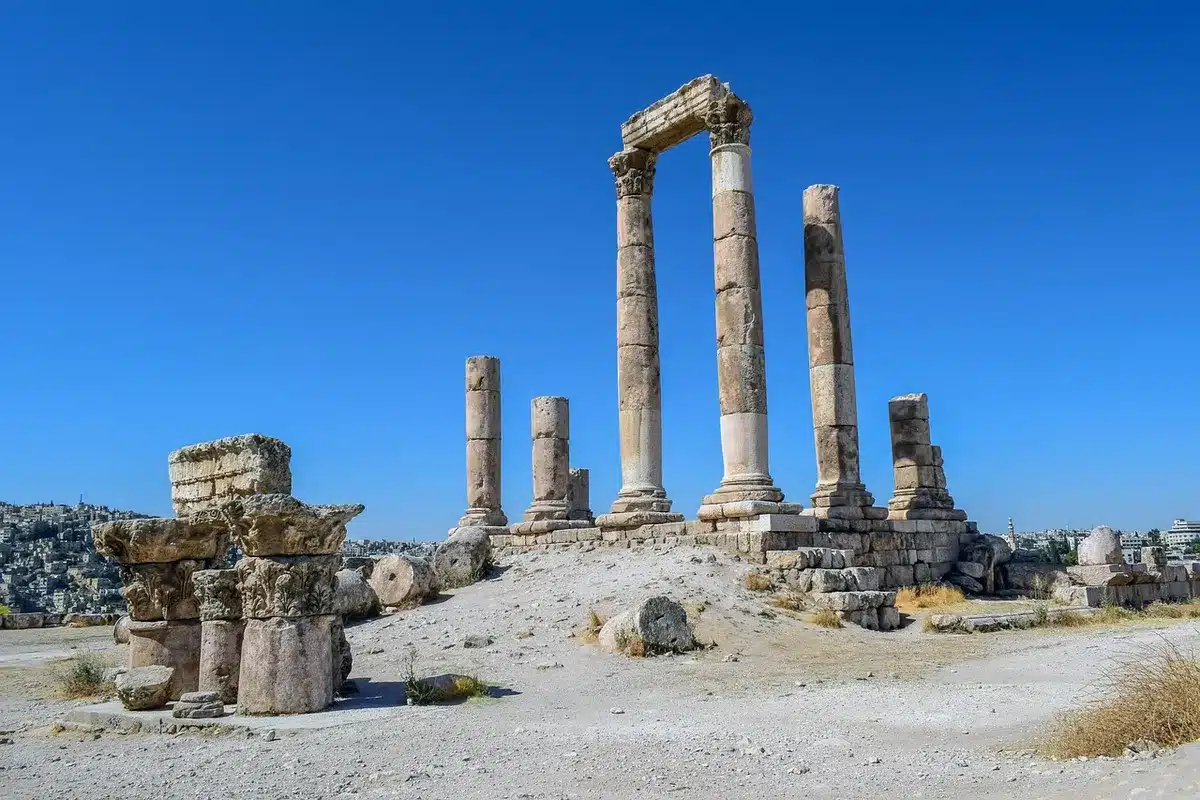 Rovine e colonne sull'isola di Delo con cielo blu