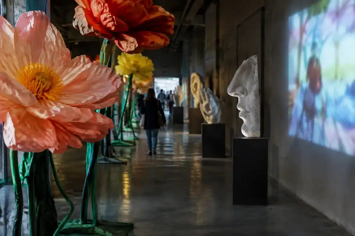 Nathalie Djurberg e Hans Berg a Milano: Gió Marconi, fiori giganti, sculture e stop-motion