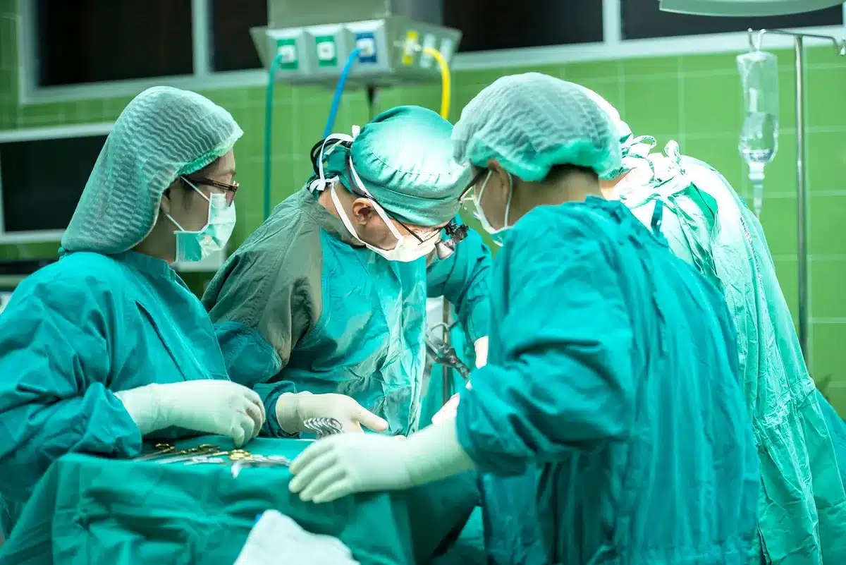 Ingresso del pronto soccorso con una coppia anonima in attesa