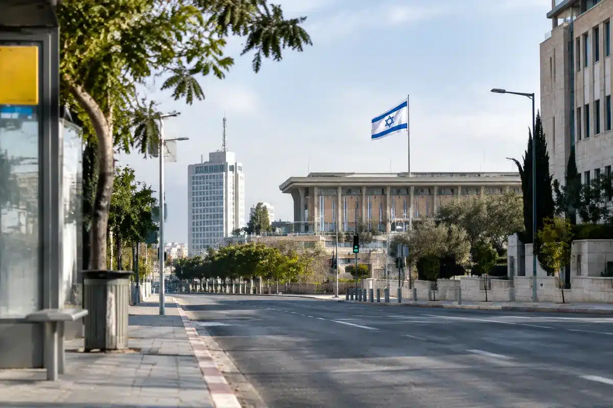 Netanyahu accusato dall'ex generale del 7 ottobre: la sua permanenza mette a rischio gli israeliani