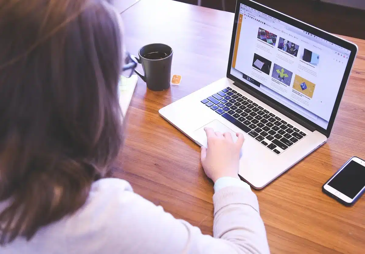 Audit di performance su laptop con report Lighthouse aperto