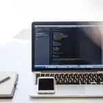 Schermo con segnaposto e frammenti di codice in un ufficio editoriale
