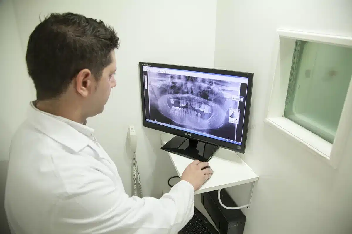 Personale sanitario che sistema una stanza d'ospedale con piccoli oggetti decorativi