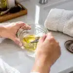 Olio di cocco migliora la salute dei capelli: come usarlo oggi per risultati rapidi