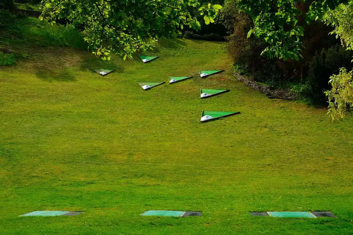 Coppa del torneo su un tavolo con mazze da golf e prato del circolo