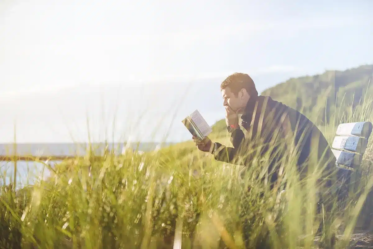 Persona che legge un libro la sera come rituale rilassante