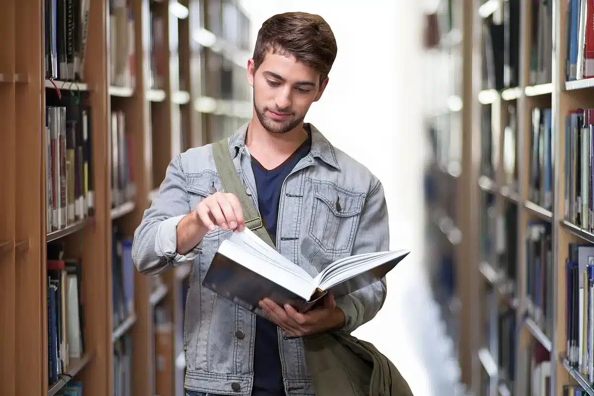 Docenti e studenti in aula lavorano su dati e report su laptop