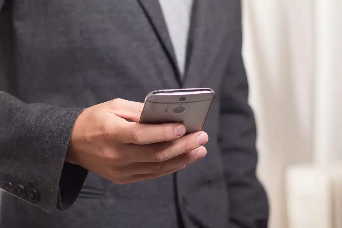 Redazione e smartphone con feed di notizie sullo schermo