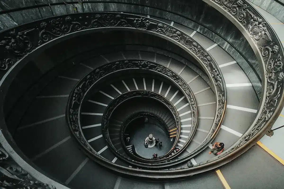 Finestra vaticana con balcone e fedeli in lontananza