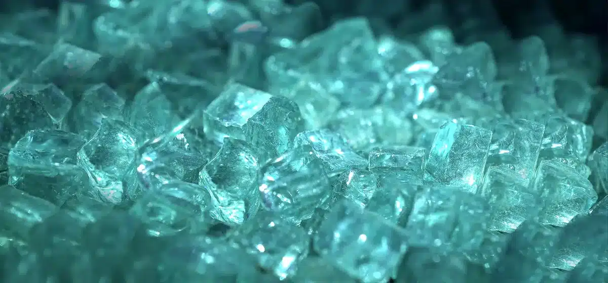 Campioni di laboratorio che rappresentano frammenti di DNA e ingredienti cosmetici