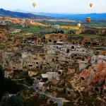 Scalinata in tufo e ingresso ipogeo che evocano cisterne antiche
