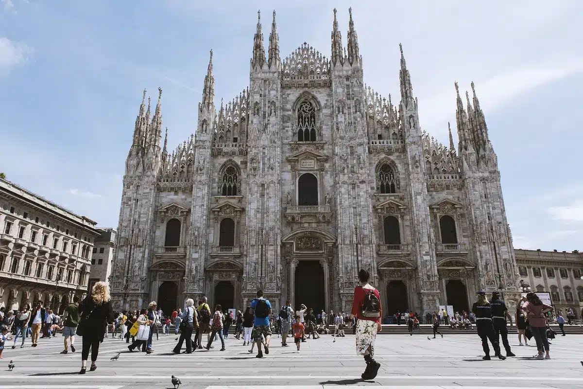 Lettori anonimi che camminano tra bancarelle in una piazza