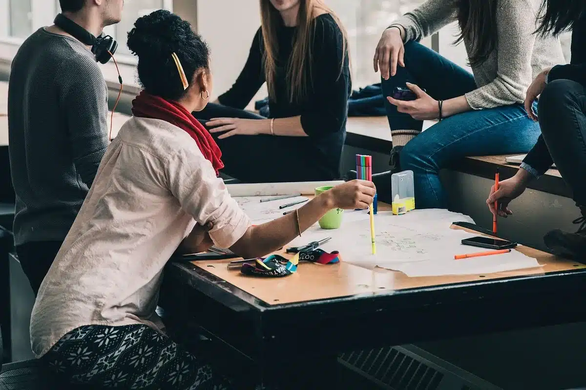 Studenti in classe che lavorano insieme con laptop