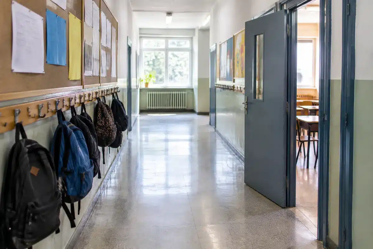 Preside ex pilota porta ordine e personale unito alla scuola: genitori e studenti rassicurati