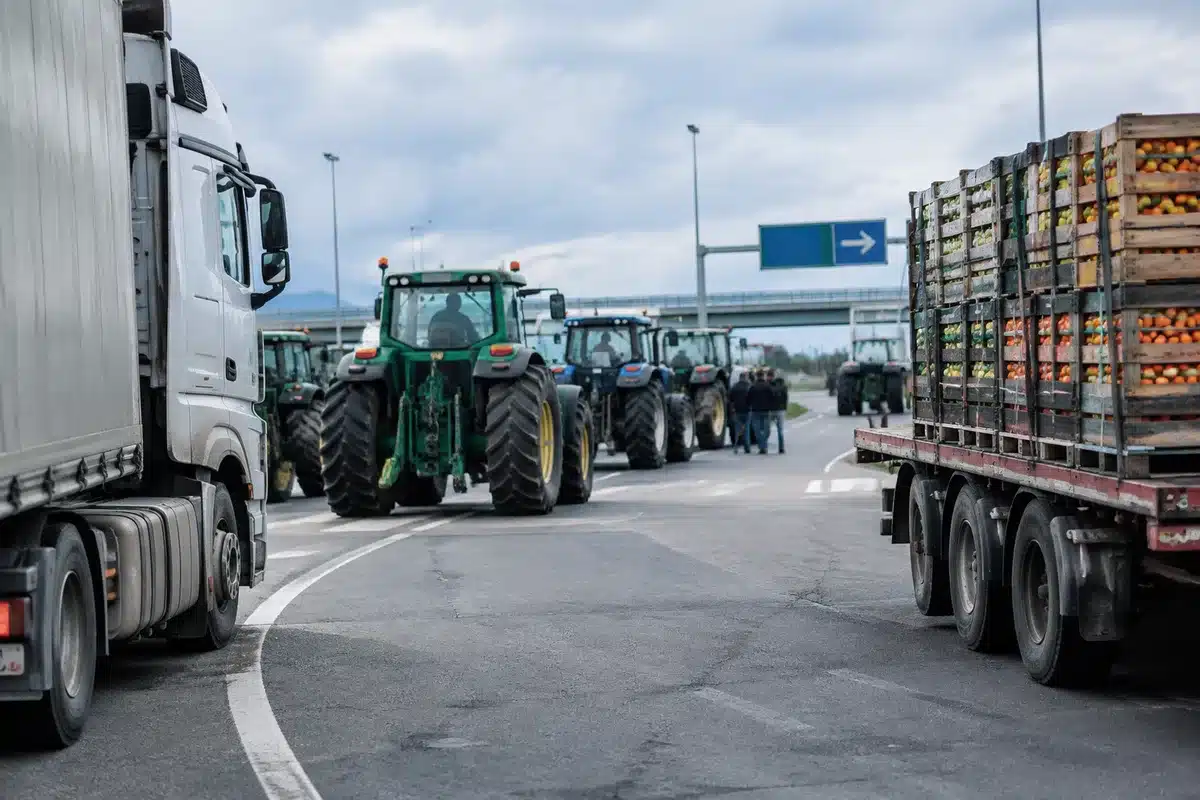 Proteste al Sud: autotrasportatori e agricoltori bloccano strade in cinque regioni
