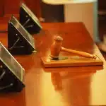 Fascicoli e toga appoggiati in un interno di tribunale, luce naturale