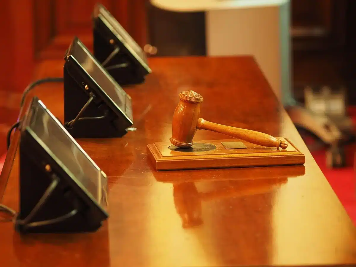 Fascicoli e toga appoggiati in un interno di tribunale, luce naturale