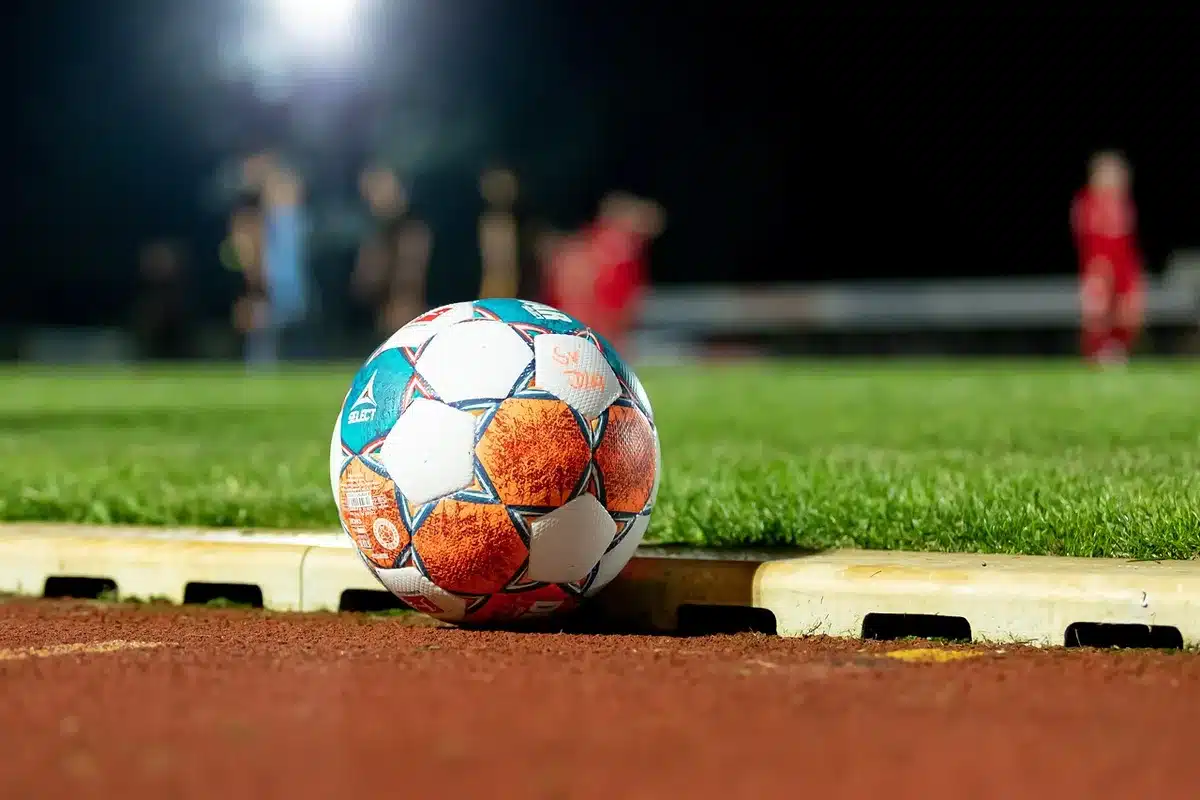 Situazione di calcio d'angolo con difensori e attaccanti in area