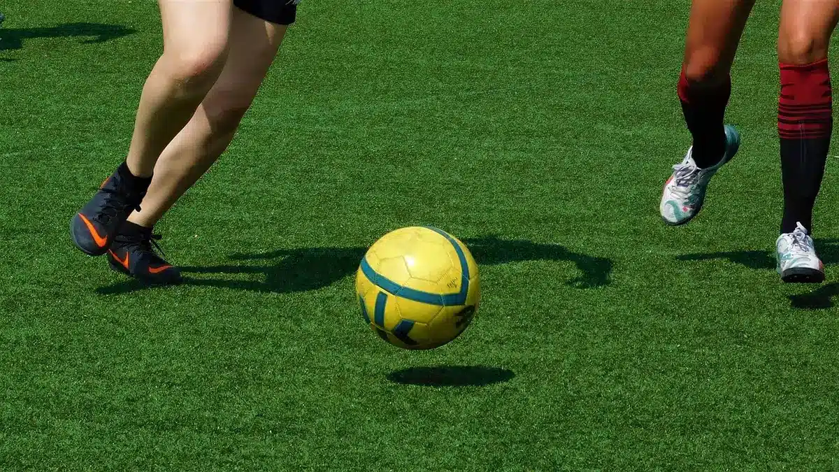 Lavagna tattica con modulo 4-3-2-1 e schemi di gioco