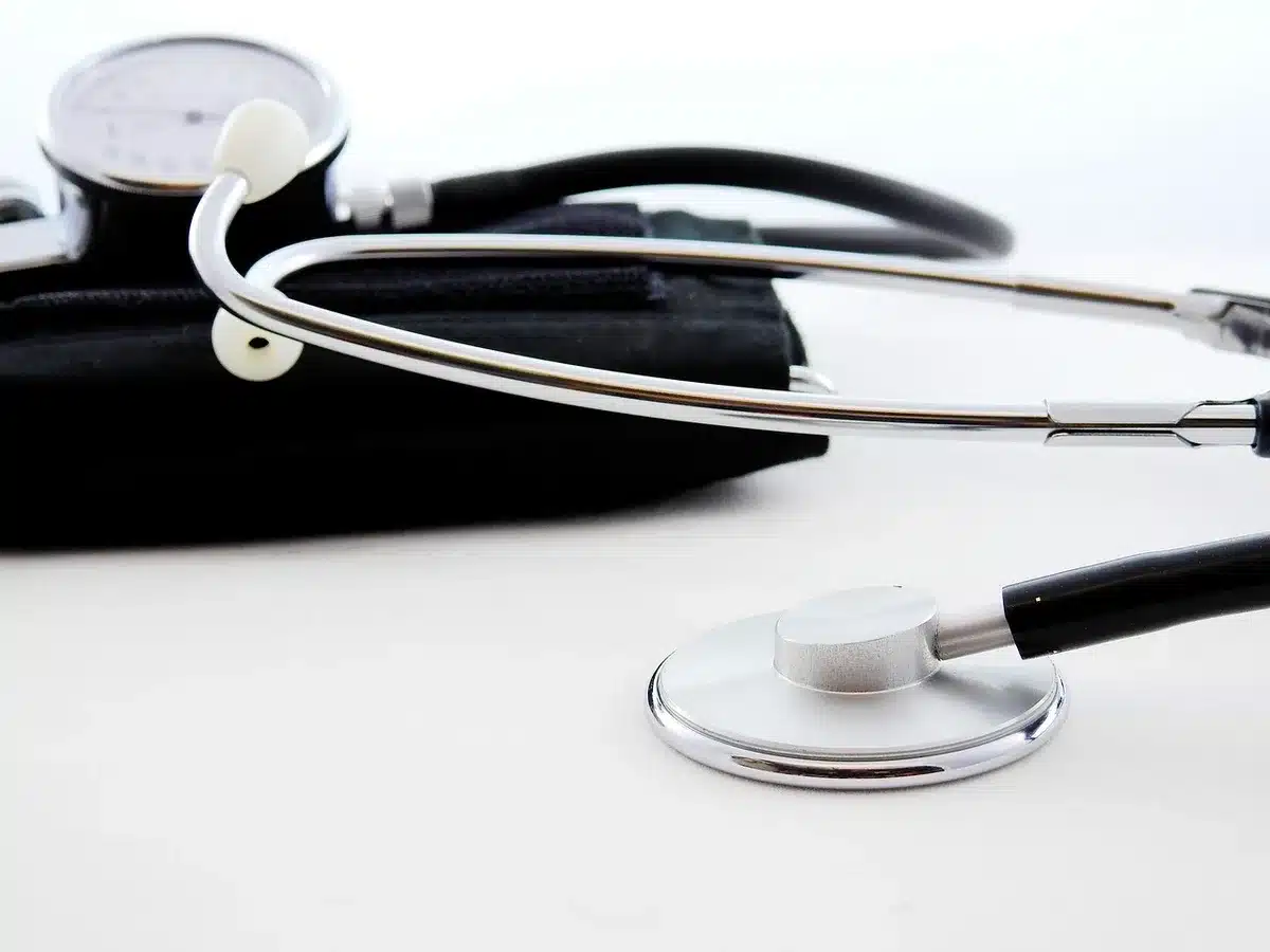 Ricercatore che analizza dati su pressione arteriosa e esercizio isometrico