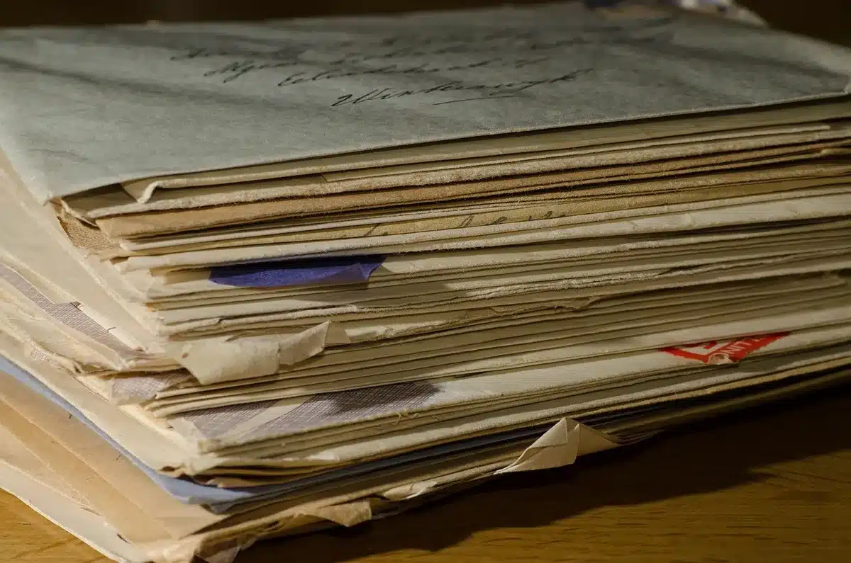 Mano che regge lettere e raccomandate datate degli anni Novanta