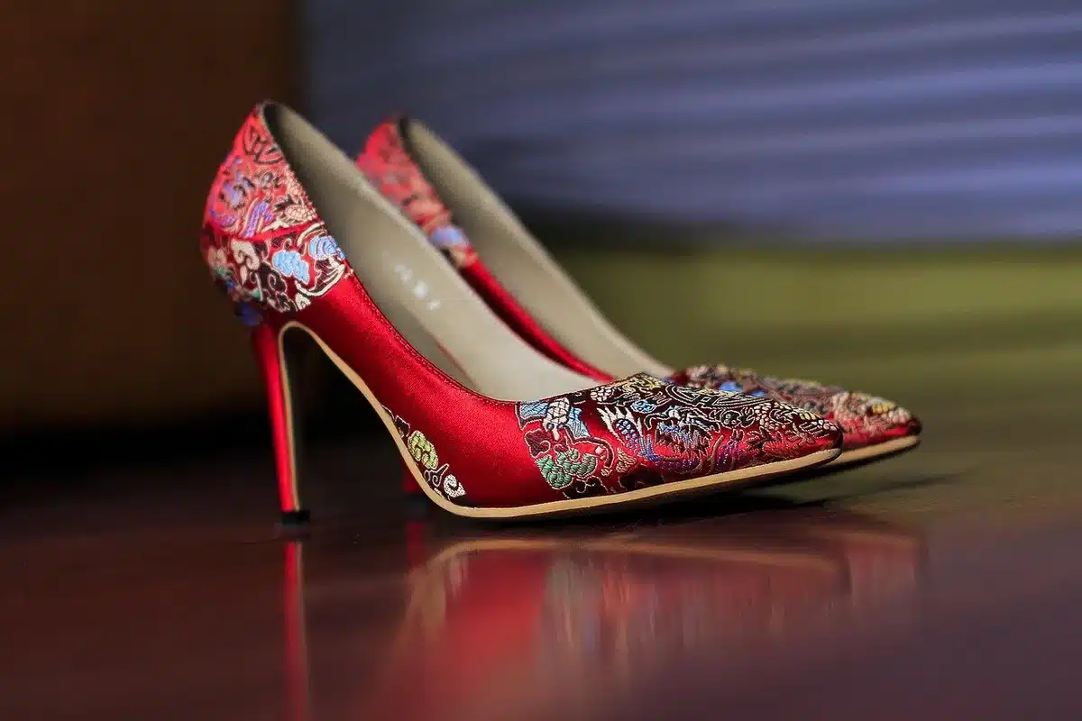Dettaglio di diversi modelli di scarpe natalizie su sfondo festivo