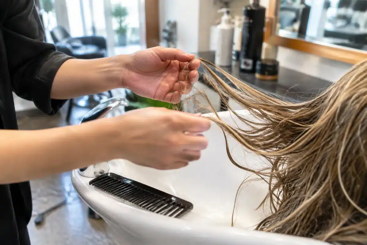 Schiariture dopo i 50: le tonalità che ringiovaniscono viso e capelli