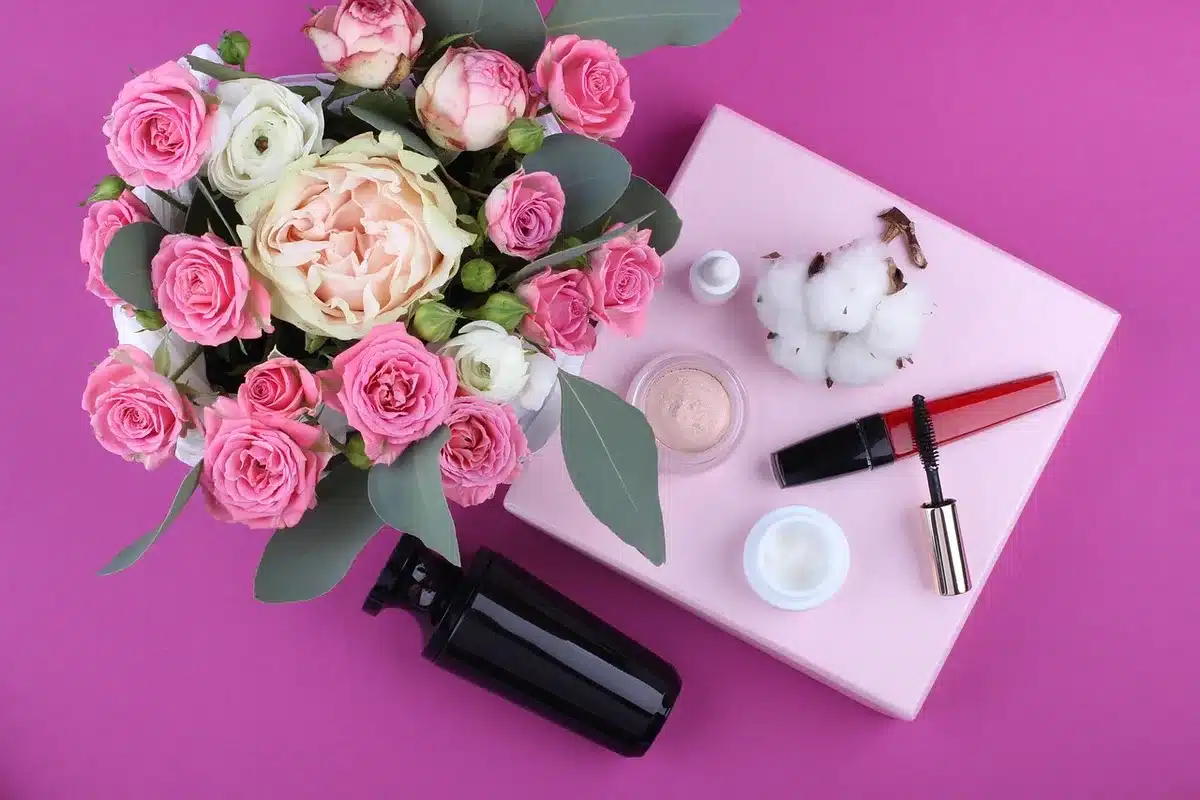 Etichetta semplice con elenco chiaro di ingredienti su flacone cosmetico