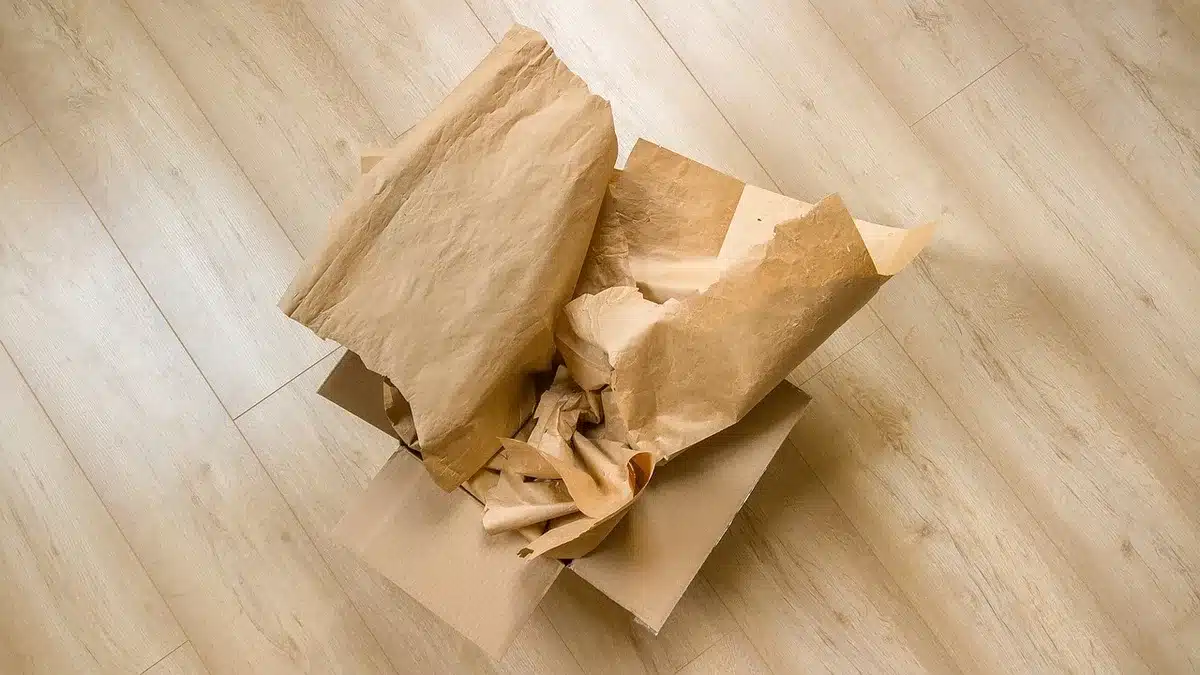 Imballaggi sostenibili con simboli di riciclo e certificazione